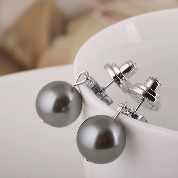 Tory Burch Small Silver Logo Gray Pearl Drop Earrings - Picture 3 of 10